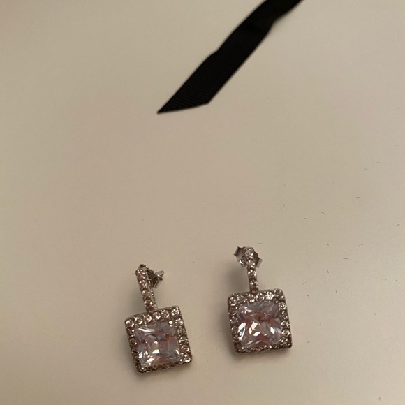 New in box Cate and Chloe earrings - Picture 2 of 4